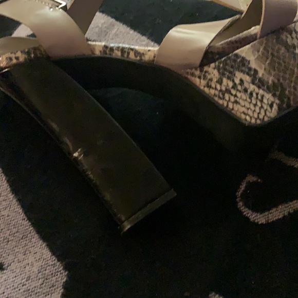 JS BY JESSICA SIMPSON SIZE 8.5 PLATFORM HERL HIGH WITH PATENT STAPS SNAKE EMBOSS - Picture 12 of 16